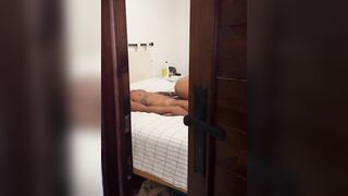 Spiati mentre scopano dall'amico guardone