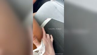 Profumo di fica in auto pompino e sborrata sulle tettone