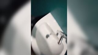 Scopata nel bagno pubblico del locale coppia italiana