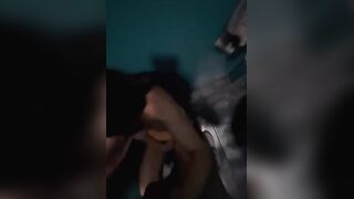 Scopata nel bagno pubblico del locale coppia italiana