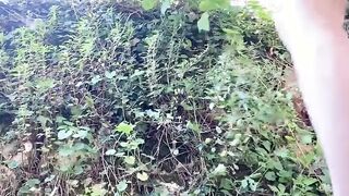 Pisciata all'aperto ocn ditalino ragazza giovane italiana