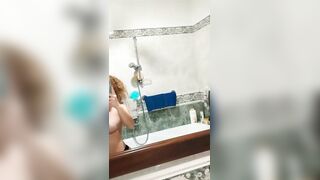 Selfie in bagno studentessa italiana con belle tette