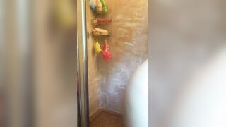 Mia moglie in doccia