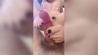 Footjob fidanzata italiana che lo fa sborrare