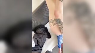 Biondina tatuata sega cazzo nero e lo prende a pecorina