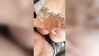 Biondina tatuata sega cazzo nero e lo prende a pecorina