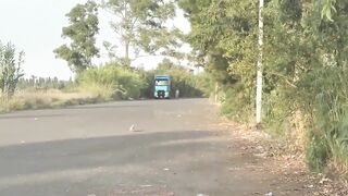 Moglie italiana tettona sega camionista maturo in auto davanti al suo cornuto