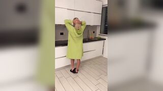 Pompino in cucina con ingoio fidanzata bionda italiana OF