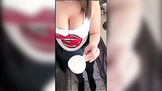 Al mio bar per bere un buon caffè e godervi le mie tettone