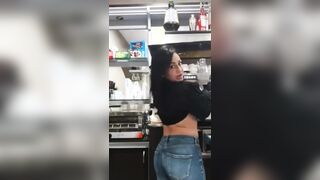 Ordina un caffè al bar e ti mostro le tettone