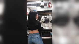 Ordina un caffè al bar e ti mostro le tettone