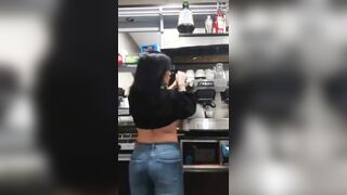 Ordina un caffè al bar e ti mostro le tettone