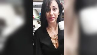 Ordina un caffè al bar e ti mostro le tettone