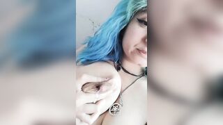 Si strizza i capezzoli e beve il suo latte caldo mamma troia italiana