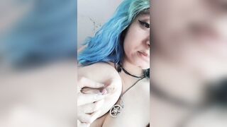 Si strizza i capezzoli e beve il suo latte caldo mamma troia italiana