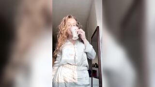 Dora si masturba e squirta nel bicchiere Of