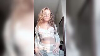 Dora si masturba e squirta nel bicchiere Of