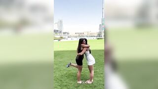 Elisa Esposito con Annarita Esposito cugine maiale OF