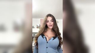 Italiana con grosse tette fa una spagnola al suo ragazzo e lo scopa OF