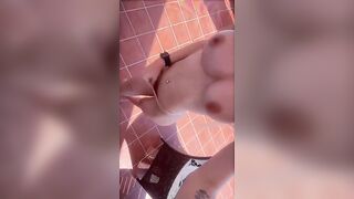 Spogliarello sul balcone bionda italiana con belle tette siliconate OF