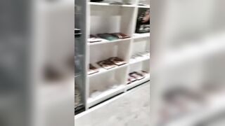 Esibizionista italiana si masturba e lo succhia al sexy shop