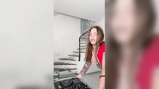 Scopata con italiana porca tatuata sborrata in bocca OF