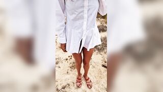 Fidanzata non resiste e piscia in spiaggia