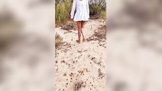 Fidanzata non resiste e piscia in spiaggia