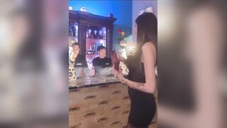 Ragazza di onlyfans alla gintoneria Video porno