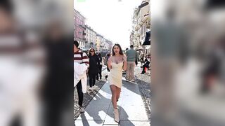 Asia Gianese passeggiata a Milano