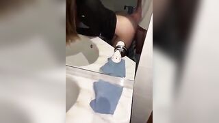 Giovane coppia di fidanzati fa sesso in bagno