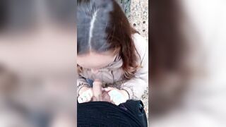 Si fa fare un pompino da morettina italiana all'aperto