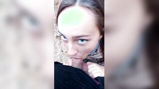 Si fa fare un pompino da morettina italiana all'aperto