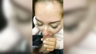 Pompino con ingoio fidanzata in ascensore