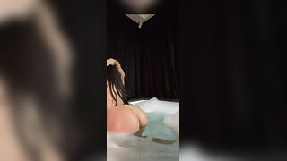 AleMonz si masturba nella vasca OF