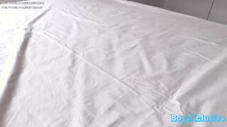 Ci prova con amico gay che non le resiste e la scopa