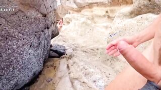 Ragazze italiane lesbicano in spiaggia e segano insieme esibizionista