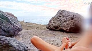 Ragazze italiane lesbicano in spiaggia e segano insieme esibizionista