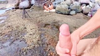 Ragazze italiane lesbicano in spiaggia e segano insieme esibizionista