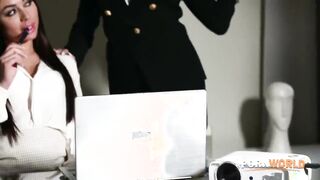 Martina Smeraldi e Emily Pink scopata lesbo Le porno segretarie