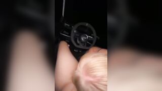 Ragazza bionda fa un pompino in macchina