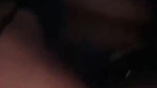 Ragazza bionda fa un pompino in macchina