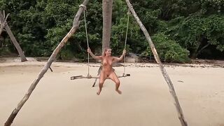 Moglie tettona sull'altalena spiaggia nudista