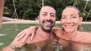 Moglie tettona sull'altalena spiaggia nudista