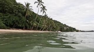 Moglie tettona sull'altalena spiaggia nudista