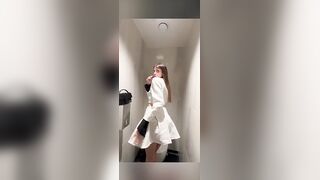 Sono al cinema e vado in bagno a masturbarmi OF