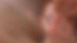 Moglie italiana spompina il cazzo all'amico