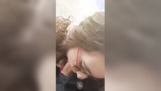 Studentessa fa un pompino davanti all'amico