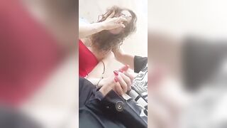 Studentessa fa un pompino davanti all'amico