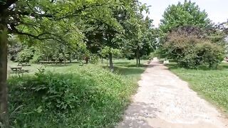 Passeggiata esibizionista italiana nuda al parco
